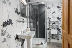 Shower, hair dryer, towels, soap - Well appointed cottage on a working hill farm (Otley)