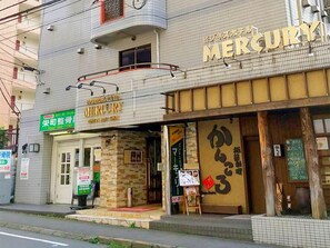 ・ A 2-minute walk from Kumegawa Station on the Seibu Shinjuku Line! Convenient location near the station