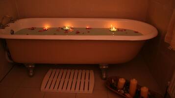 Een bad, een haardroger, handdoeken, zeep