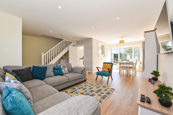 Smart TV - Beachcomber, a stones throw from the sea (Rustington)