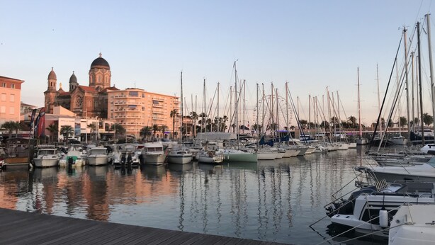 A marina with multiple boats docked, a wooden pier, and a historic building with domed architecture in the background. - T2 Golf Valescure, swimming pool, tennis & private garden (Saint-Raphaël)