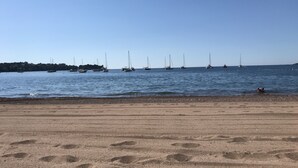 A sandy beach with boats in the water and a distant shoreline. - T2 Golf Valescure, swimming pool, tennis & private garden (Saint-Raphaël)
