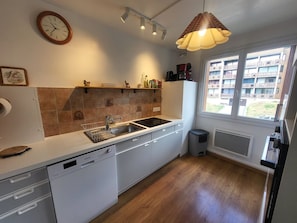 Een microgolfoven, een oven, een vaatwasser, een broodrooster