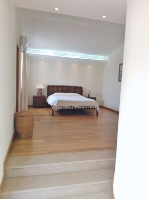 5 bedrooms, iron/ironing board, WiFi, bed sheets