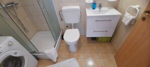 Shower, towels, toilet paper - Ferienwohnung Marija 2 Direkt am Strand mit Balkon mit Meerblick (Betina)