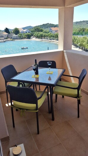 Outdoor dining - Ferienwohnung Marija 2 Direkt am Strand mit Balkon mit Meerblick (Betina)