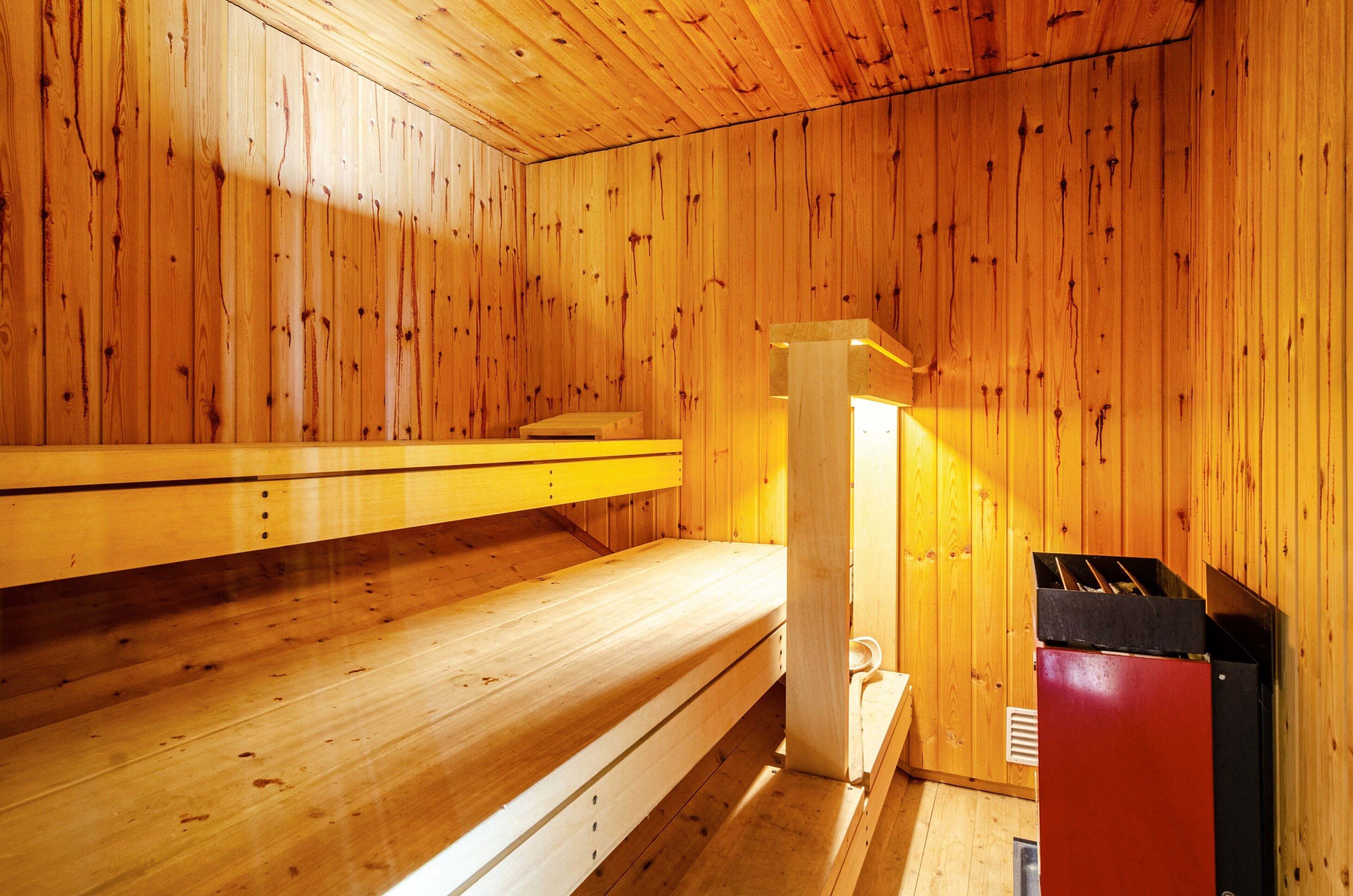 Sauna, jossa on puuseinät ja -lauteet.