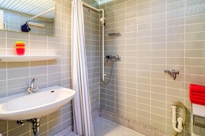 Een douche, handdoeken