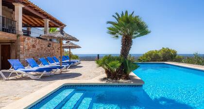 Villa "Es Puig" mit Berg- und Meerblick, Balkon, Terrassen, Garten & Pool