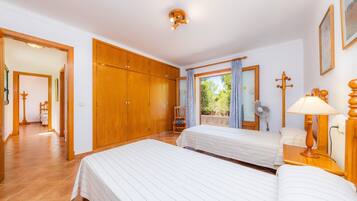 4 Schlafzimmer, BĂŒgeleisen/BĂŒgelbrett, kostenloses WLAN, BettwĂ€sche