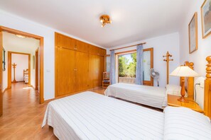 4 bedrooms, iron/ironing board, free WiFi, bed sheets