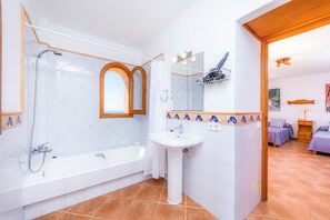 Baignoire, sèche-cheveux, serviettes fournies