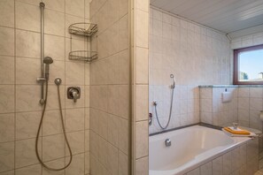Bathtub, free toiletries, hair dryer, towels - Holiday Apartment “Friedrichshafen” near Lake Constance with Mountain View (Neukirch)