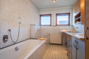 Bañera, artículos de tocador gratuitos, secador de pelo, toallas