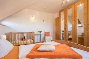 3 bedrooms, iron/ironing board, free WiFi, bed sheets