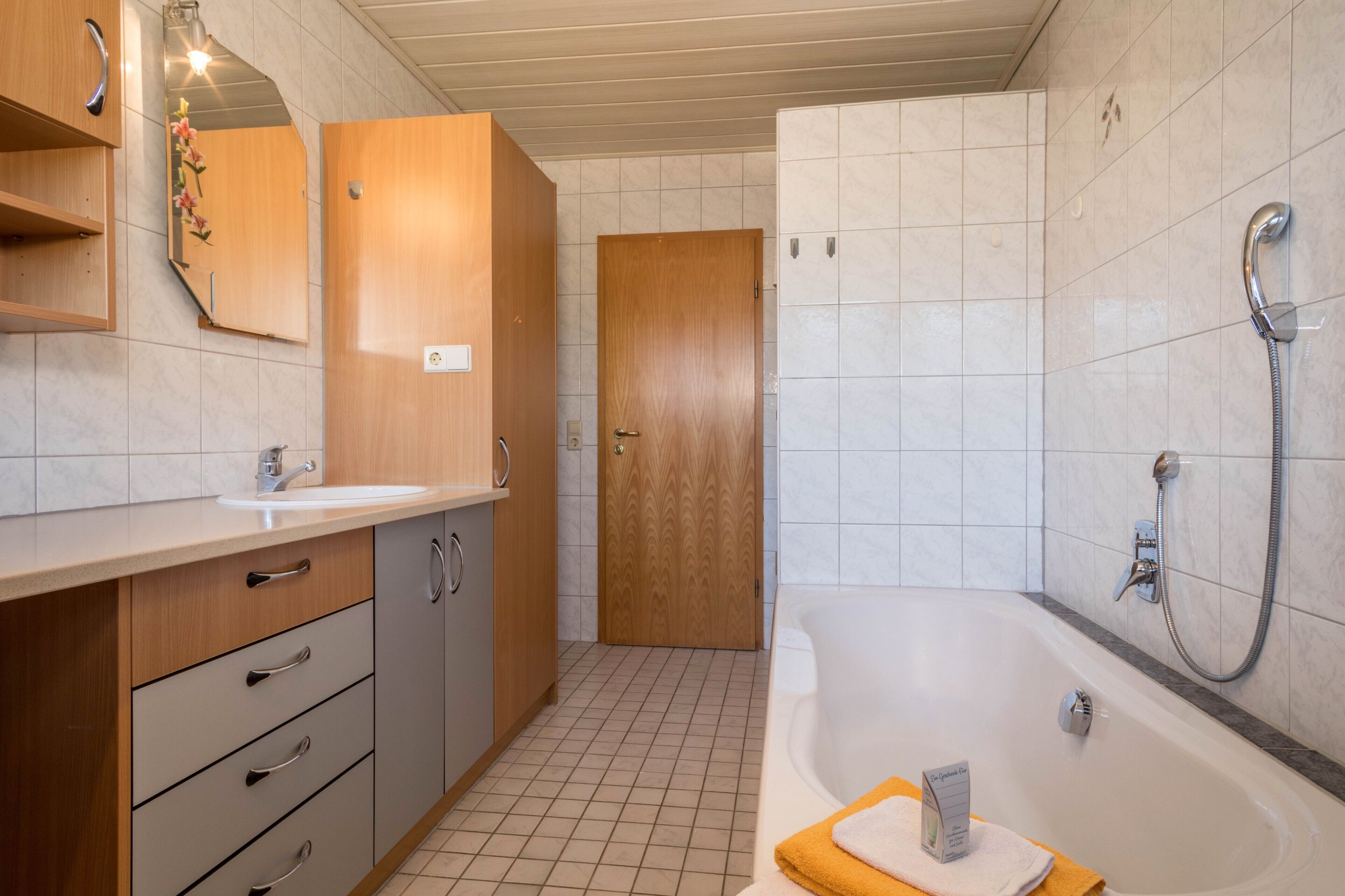 Badewanne, kostenlose Toilettenartikel, Haartrockner, Handtücher