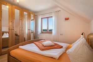 3 bedrooms, iron/ironing board, free WiFi, bed sheets - Holiday Apartment “Friedrichshafen” near Lake Constance with Mountain View (Neukirch)