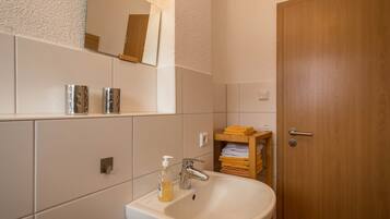 Badewanne, Haartrockner, Handtücher