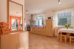 Kühlschrank, Mikrowelle, Ofen, Herdplatte