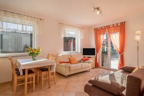 TV, stereo - Cosy Holiday Apartment “Lindau” on Farm near Lake Constance (Neukirch)