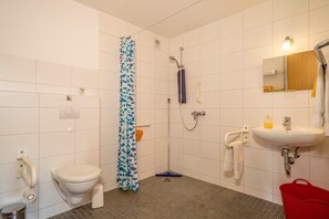 Dusche, kostenlose Toilettenartikel, Haartrockner, Handtücher