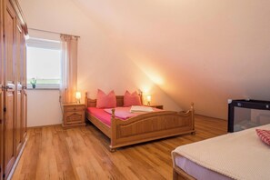 2 bedrooms, iron/ironing board, free WiFi, bed sheets