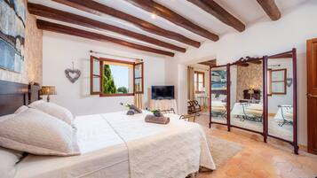 5 bedrooms, iron/ironing board, free WiFi, bed sheets