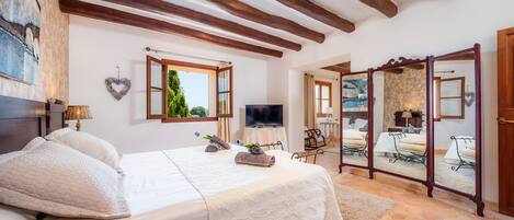 5 bedrooms, iron/ironing board, free WiFi, bed sheets