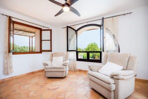 Televisión, chimenea, mesa de ping pong
