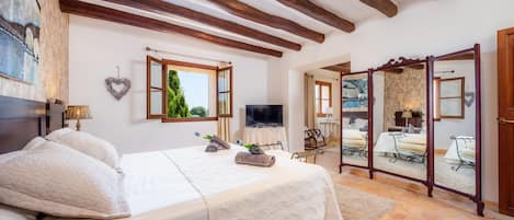 5 bedrooms, iron/ironing board, free WiFi, bed sheets