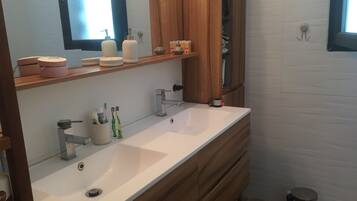 Een haardroger, toiletpapier