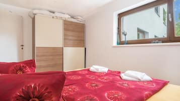 2 bedrooms, iron/ironing board, free WiFi, bed sheets