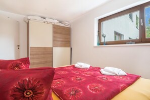 2 bedrooms, iron/ironing board, free WiFi, bed sheets - Comfortable Holiday Apartment "Felix" with Balcony, Wi-Fi & TV (Bregenz)