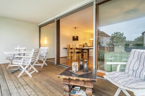 Outdoor dining - Comfortable Holiday Apartment "Felix" with Balcony, Wi-Fi & TV (Bregenz)