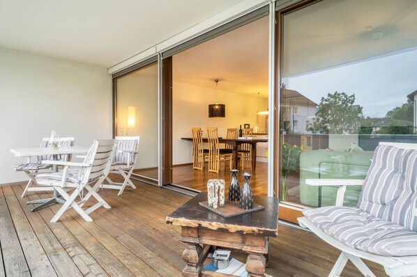 Outdoor dining - Comfortable Holiday Apartment "Felix" with Balcony, Wi-Fi & TV (Bregenz)