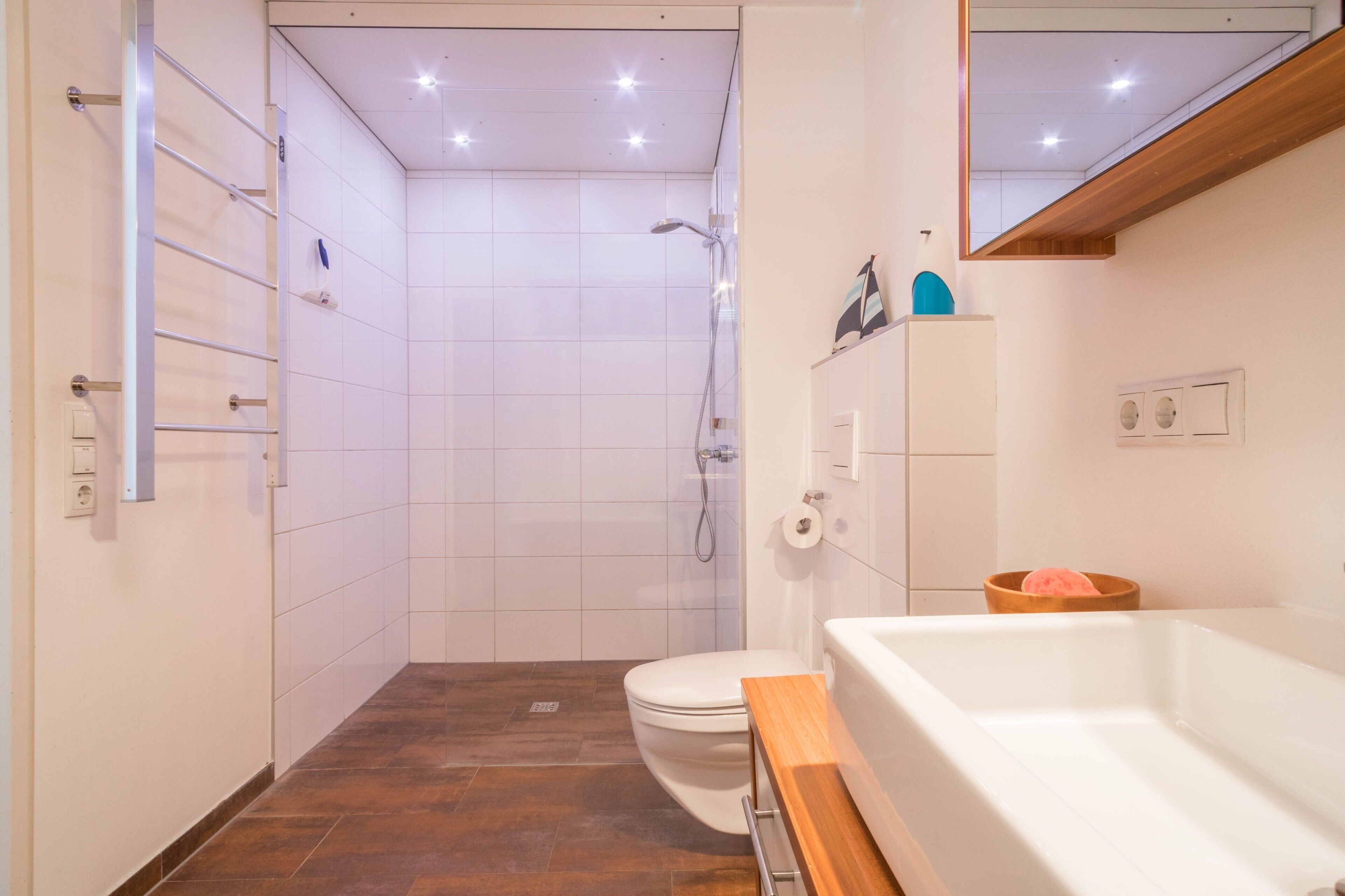 Badewanne, Haartrockner, Handtücher