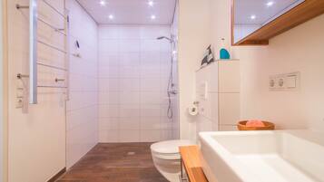 Badewanne, Haartrockner, Handtücher