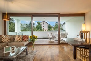 TV - Comfortable Holiday Apartment "Felix" with Balcony, Wi-Fi & TV (Bregenz)