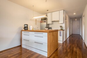 Fridge, microwave, oven, stovetop - Comfortable Holiday Apartment "Felix" with Balcony, Wi-Fi & TV (Bregenz)