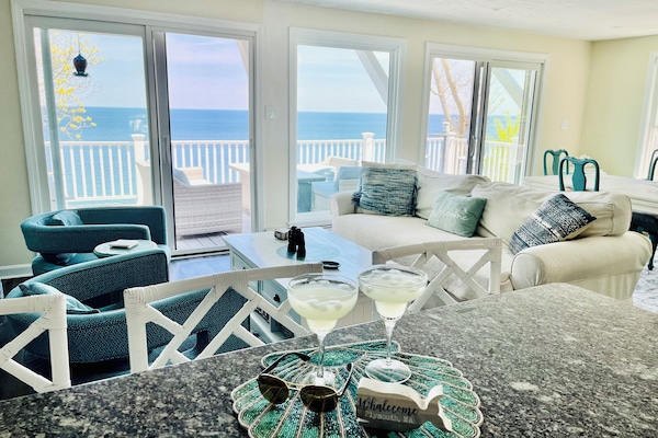 Smart TV, mesa de pingue-pongue, livros