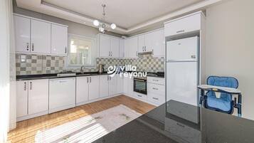 Micro-ondes, four, plaque de cuisson, lave-vaisselle
