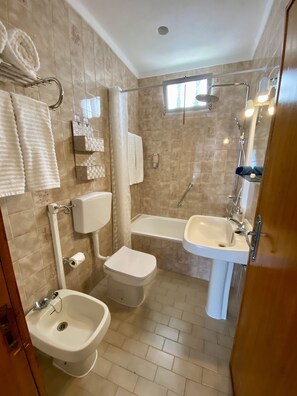 淋浴/盆浴组合、吹风机、坐浴桶、毛巾