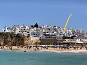 在海滩、沙滩毛巾