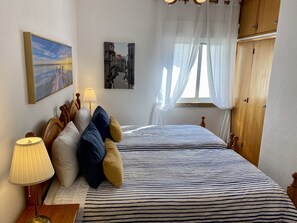 2 多间卧室、办公桌、免费 WiFi、床单