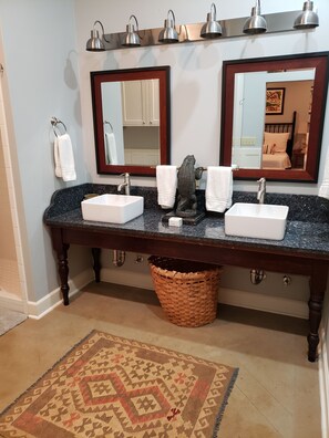 Secadora de cabello, jabón, papel de baño