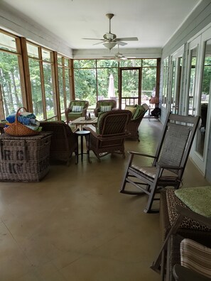Interior - Darby's Lakehouse Retreat (Ferriday)