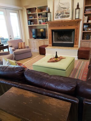 Smart TV, fireplace, DVD player