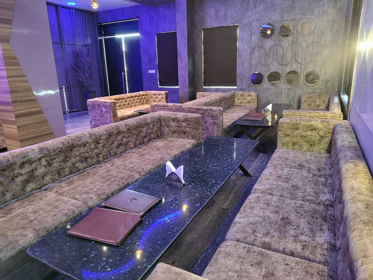Un área de descanso moderna con asientos cómodos y una mesa central.