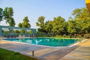 12 outdoor pools - The Bhagwati Resort (Abu Road)