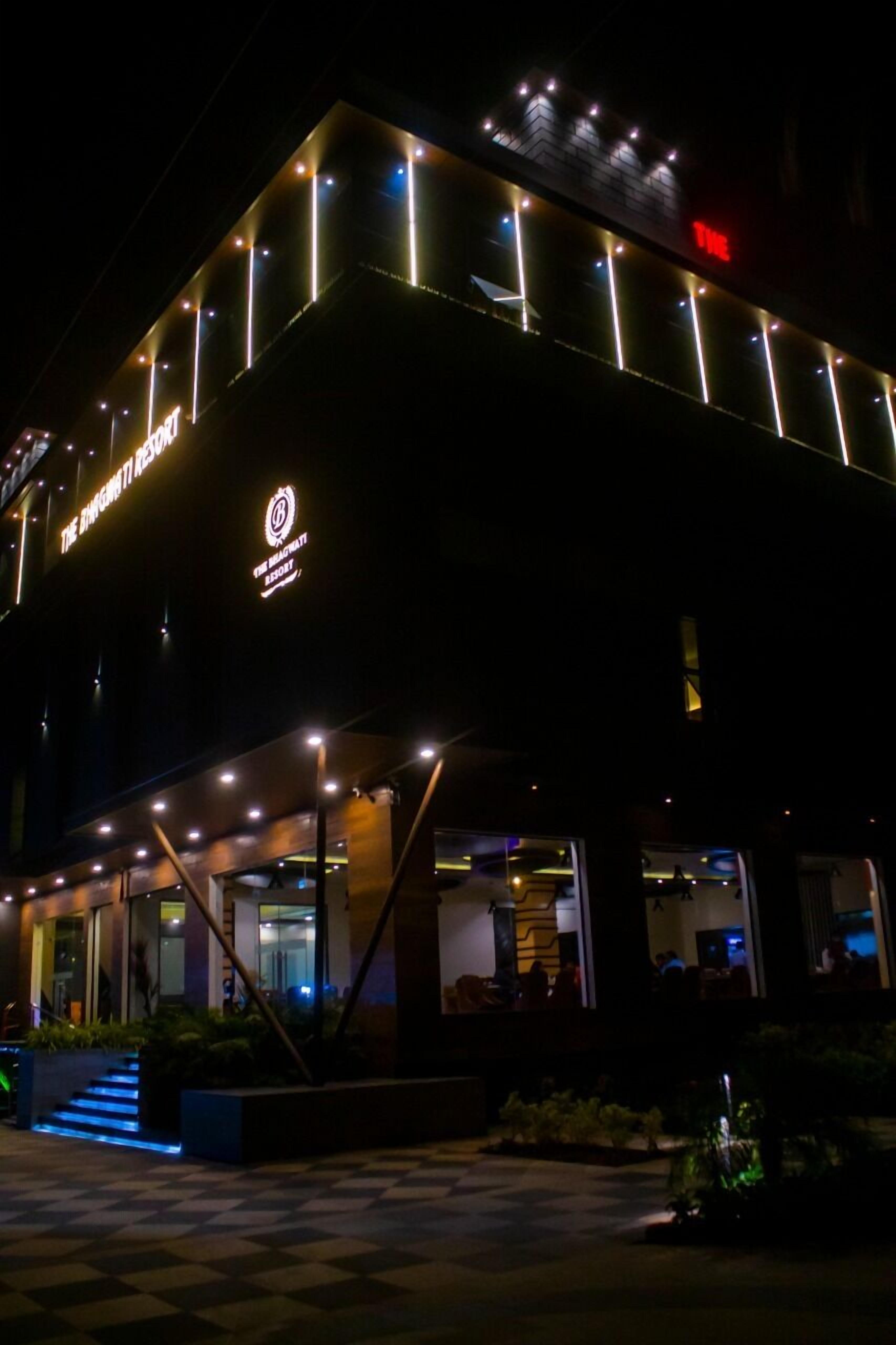 住宿正面 - 傍晚/夜晚